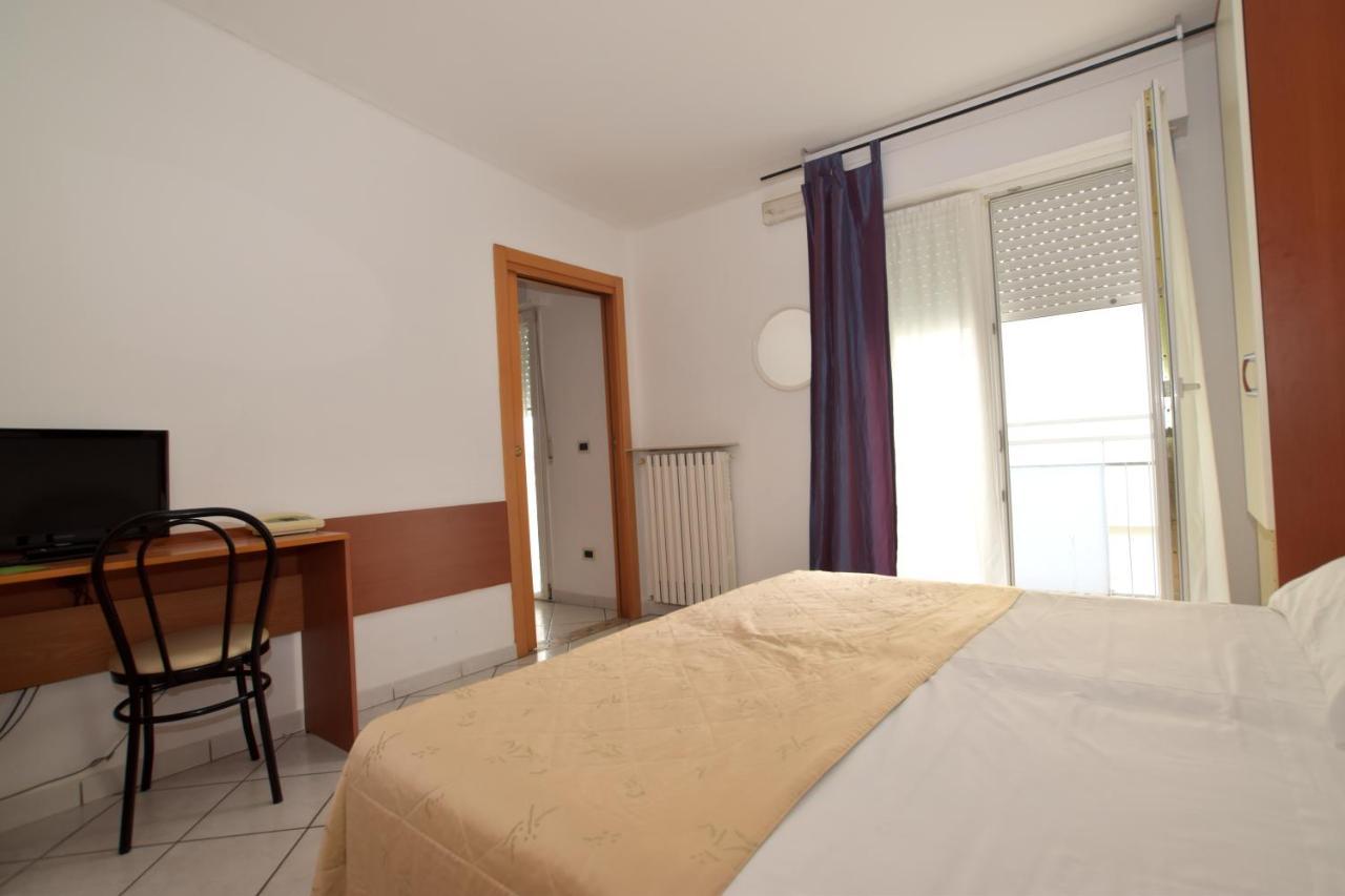 Hotel Villa Del Parco Rimini Kültér fotó