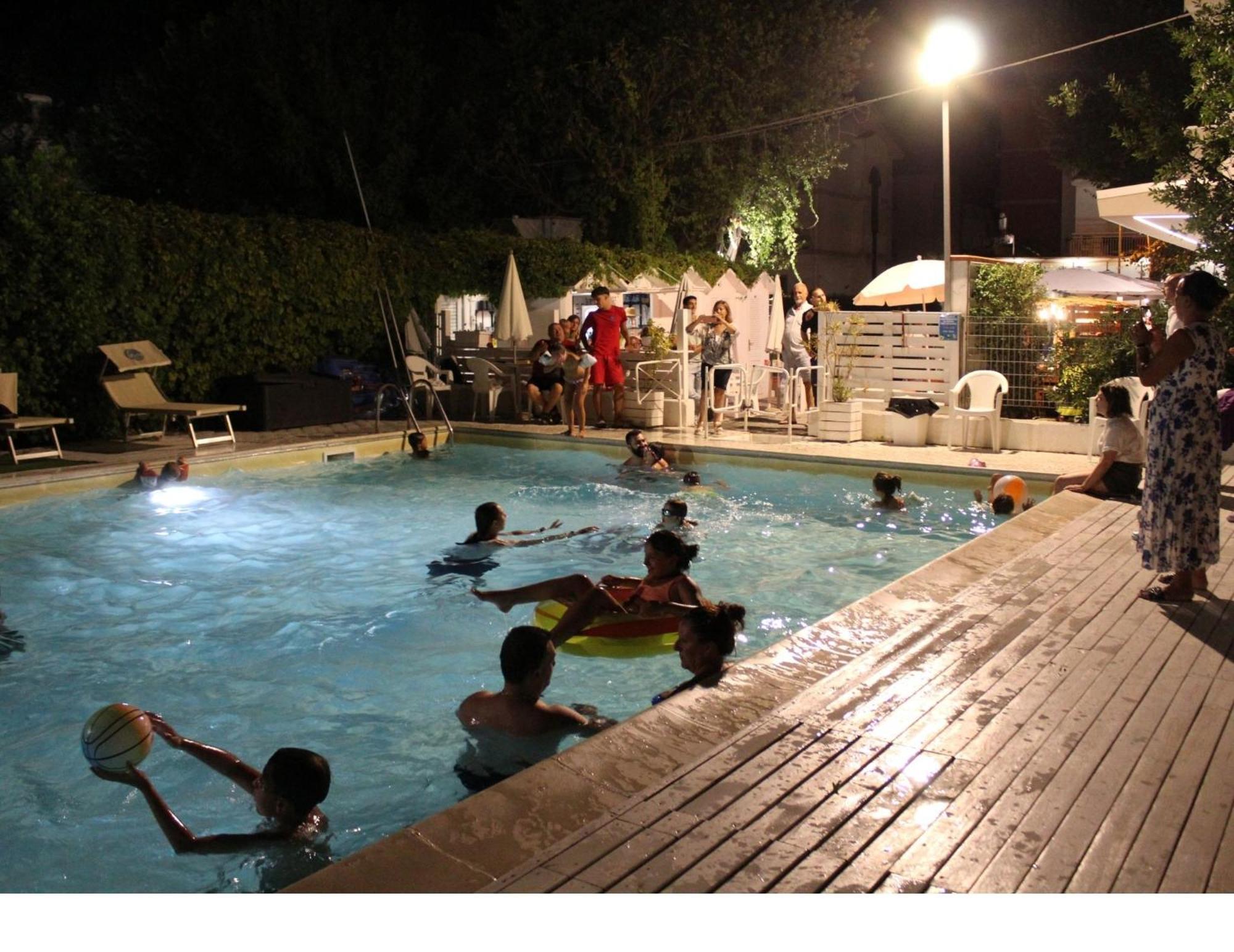 Hotel Villa Del Parco Rimini Kültér fotó
